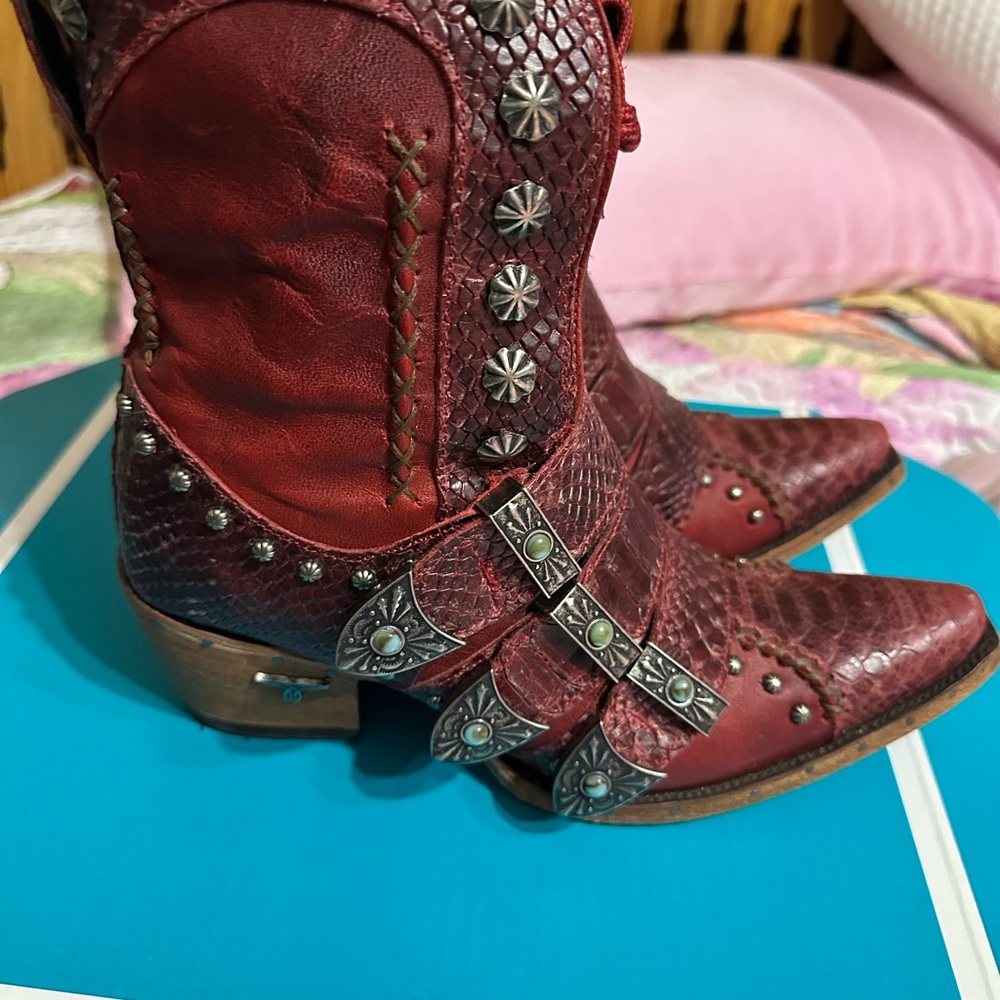 Lane Showdown - Smoldering Ruby Red - Comfortable… - image 2